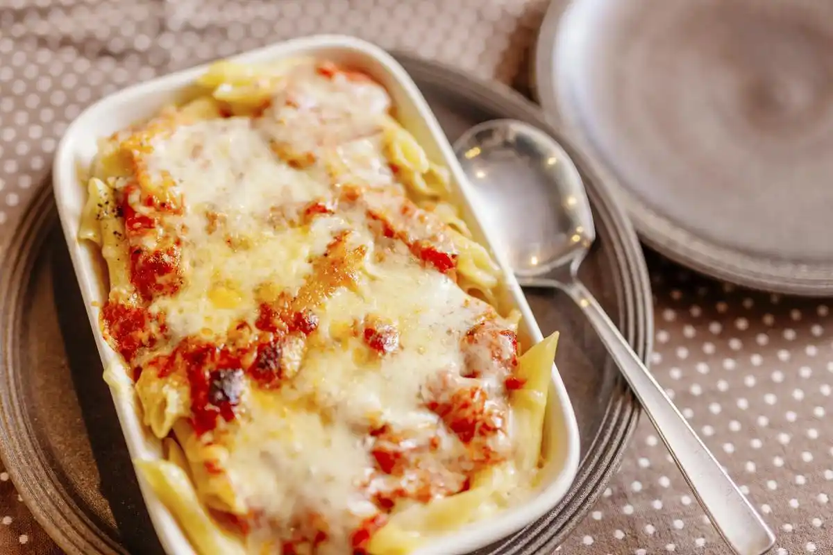 奶油芝士焗饭是一种美食,由米饭,牛奶,面粉,芝士,熟肉末等食材制成.