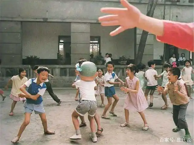 老照片:80年代儿时读书印象,哪有一张有你的专属回忆?