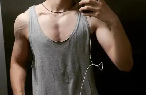 男生好看的腹肌照片(男生对着镜子拍照技巧)