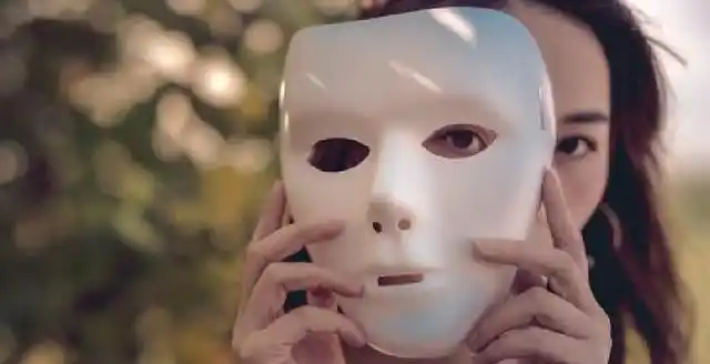 一旦软刀子不灵时,两面三刀的人便会"图穷匕见",既然软的不行,那就来