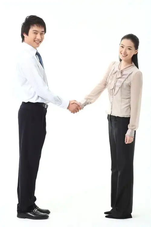 微笑握手合作的商务男女高清图片