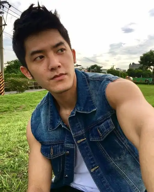 最近,台湾艺人祖雄的经纪人签了位鲜肉猛男,据说是看到晏人物(专拍