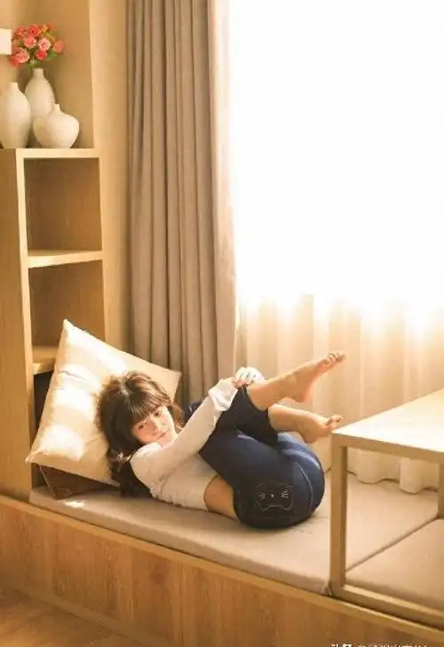 赖美云紧身牛仔裤加上玉足 好喜欢