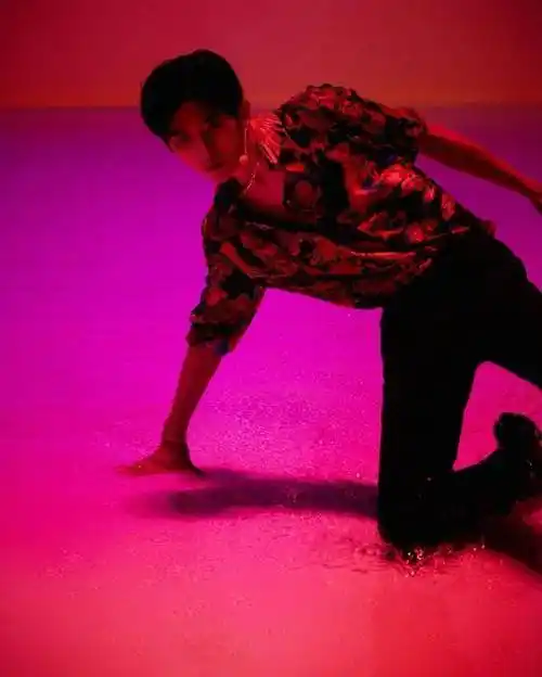 蔡徐坤终于换发型了,在台上教跑男团跳情人,帅气舞蹈秒变广场舞_舞台