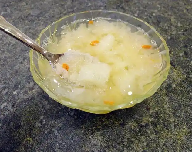 桂圆银耳冰糖雪梨的做法和功效与作用_冰糖雪梨银耳莲子汤的做法_冰糖