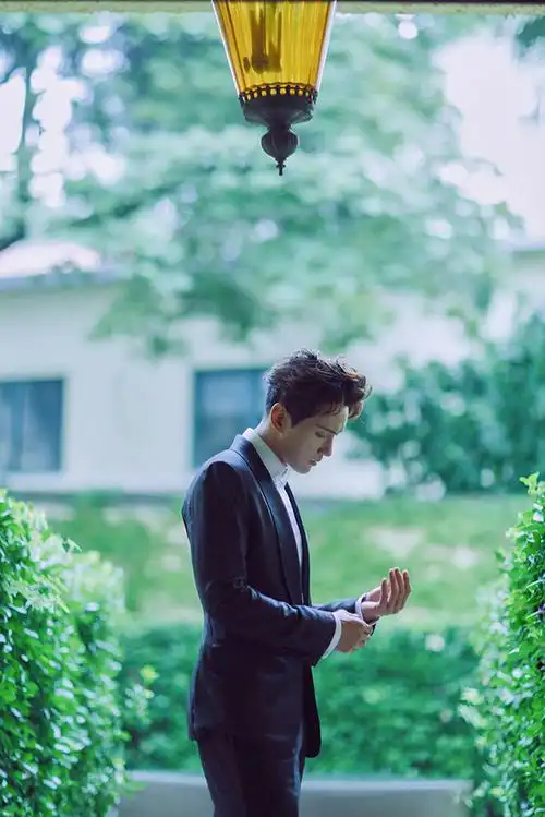 明星图片 大陆 男 徐正溪 > 徐正溪优雅绅士范西装写真图片(1/9)返回