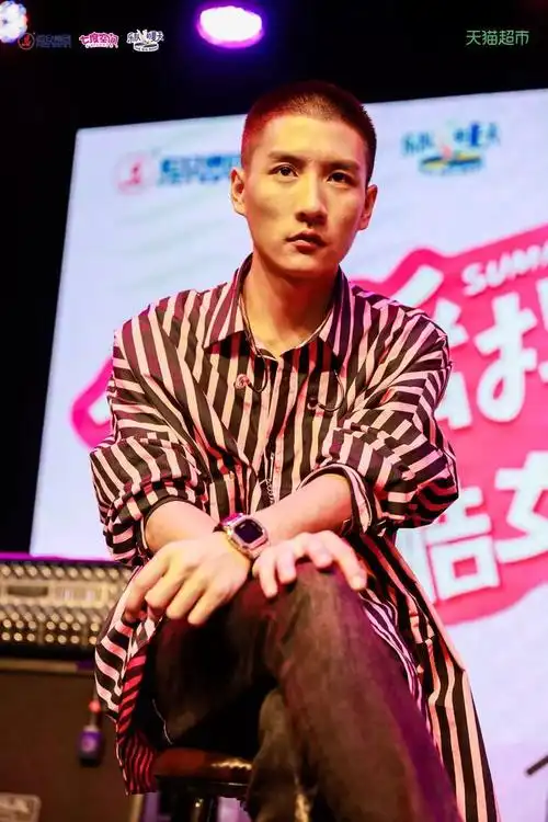 私底下的杨策是一个话不多的人,但舞台上的他浑身散发光芒,魔指带来