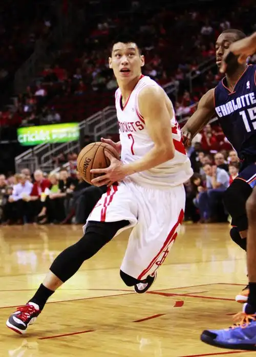 林书豪持球突破