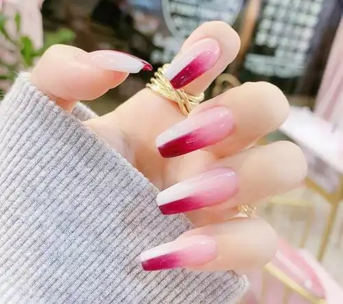 描述:2020款秋冬流行酒红色渐变显白美甲图片:大气又时尚的酒红色美甲