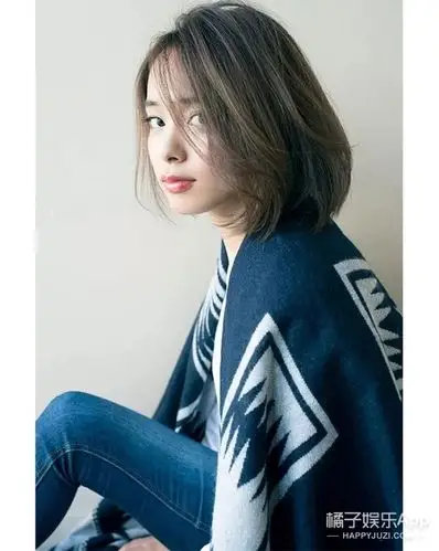 亚麻灰 绿 想尝试极端色却不敢,不妨来个亚麻灰绿,这个绿非常低调,但