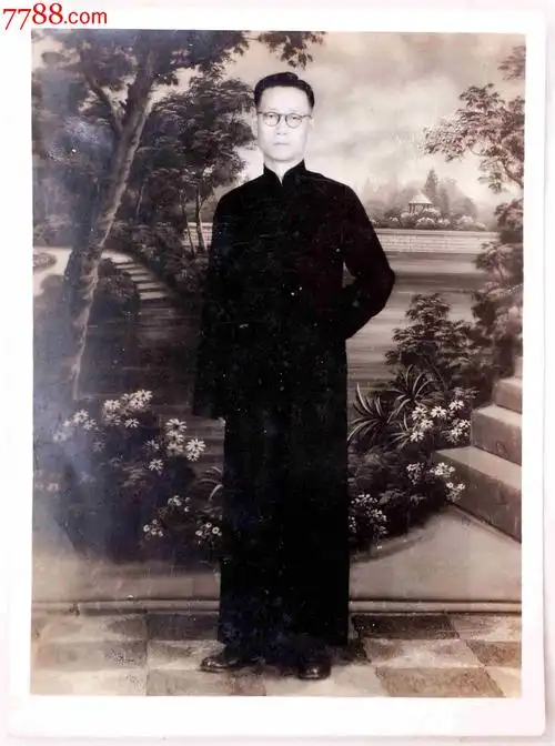 民国戴眼镜穿长衫的男子全身照-au7207570-老照片-加价-7788收藏