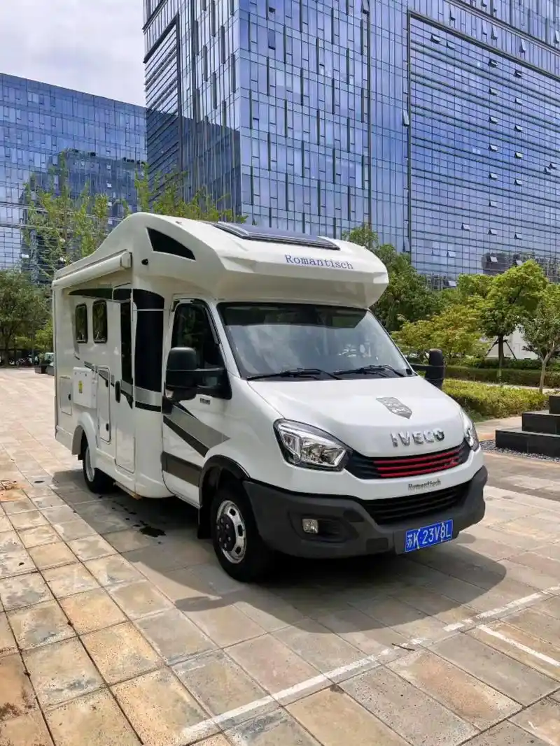 适用于一家四口带额头床的依维柯t型房车.最新到店2020年罗 - 抖音