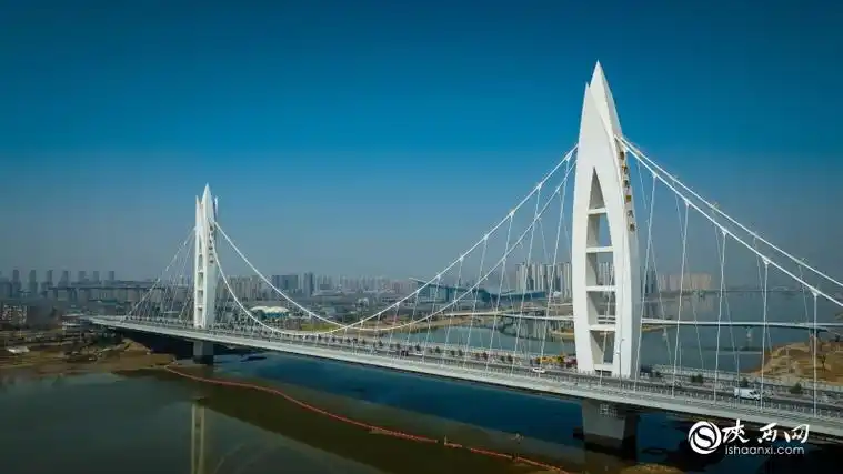 西安浐灞生态区的灞河元朔大桥 (2)