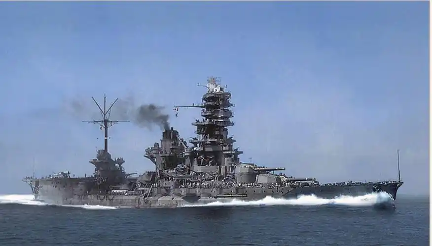 完成大改的伊势号航空战列舰,可以看到拆去两座主炮塔腾出的飞行甲板