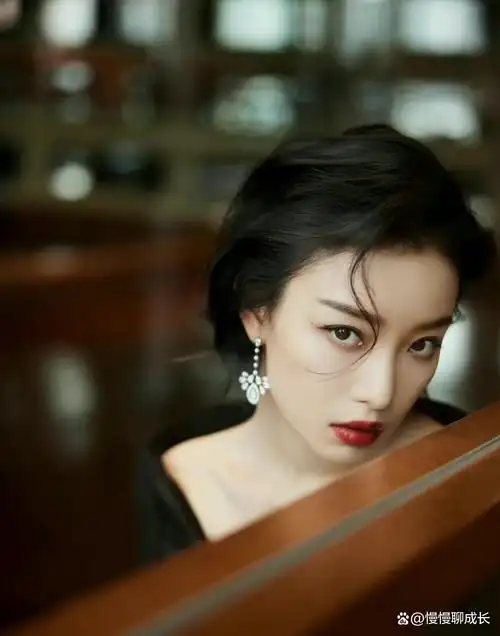 倪妮曾多次尝试短发造型,她以不同的短发款式展现了不同的风格和气质