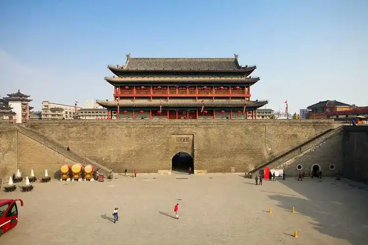 图为永宁门,是西安明城墙的正南门,也是西安城门中资格最老,沿用