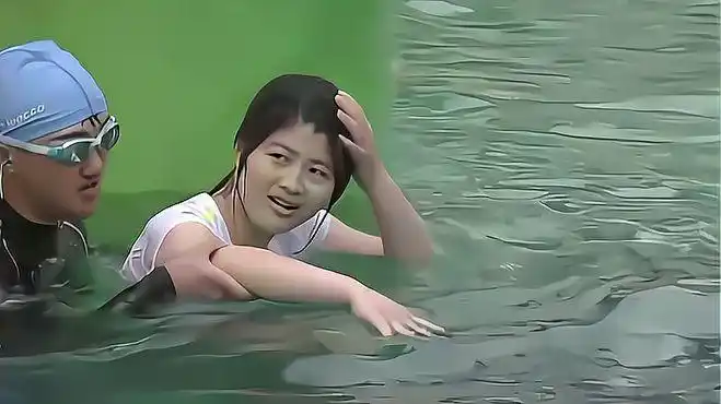 白衣美女水上冲关,困难关卡一一通过,落水地让人意想不到丨冲关-影视