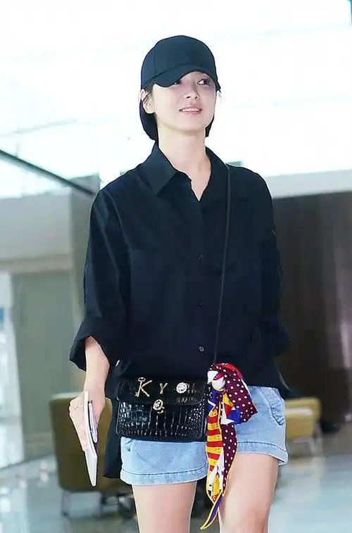 宋慧乔素颜出现在机场,黑色衬衫棒球帽难掩白净清透惹人爱