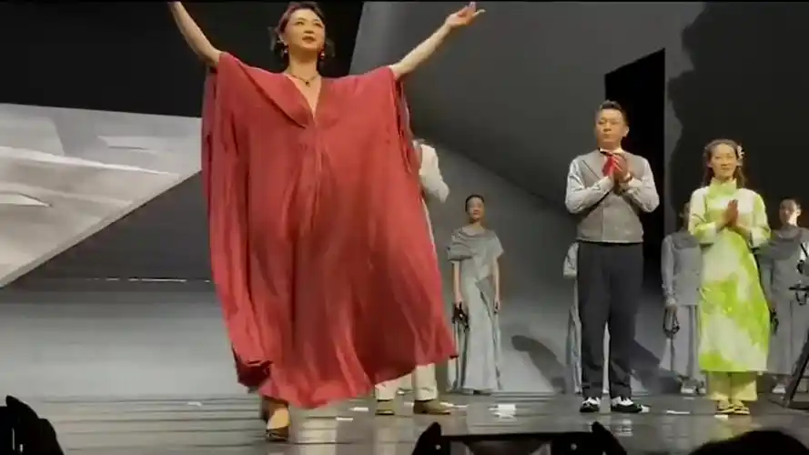 金星陈龙演出成功谢幕优雅又美丽的金星女士优雅的谢幕方式我喜欢