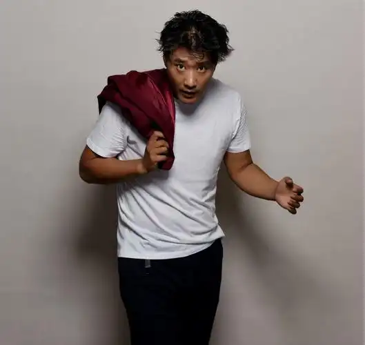 常荻曝最新写真 古铜色皮肤展型男魅力