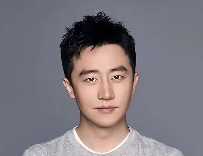 演员吴昊宸被称为"低配版的黄轩",他曾出演过电视剧《欢乐颂》中