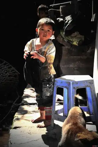 贵州大山深处的农村,有许多这样的留守孩子