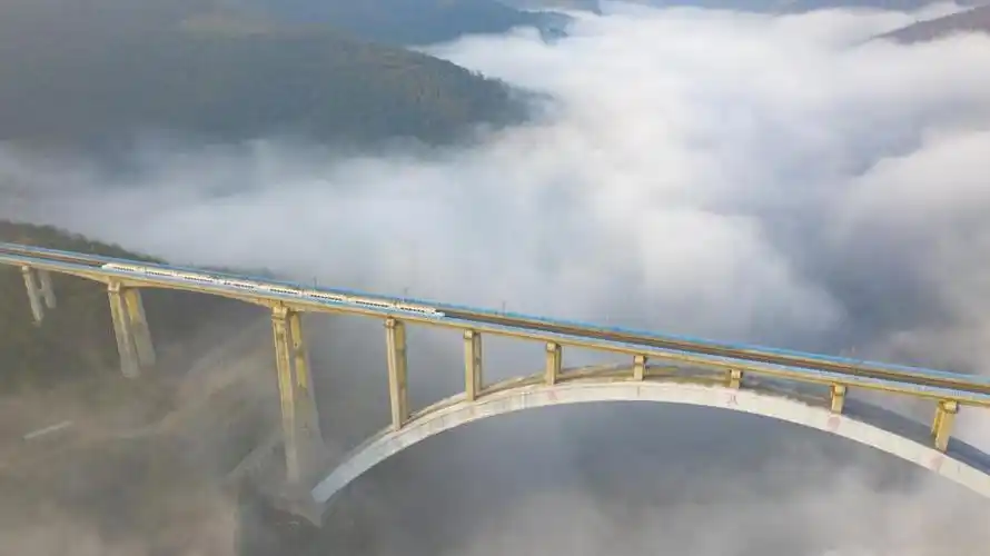 穿越云雾飞跨南盘江——云桂铁路南盘江特大桥雄姿