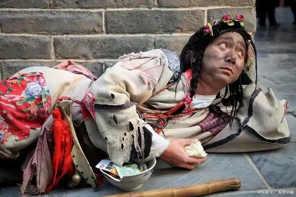 这两年的"乞丐"突然间的消失了?给大家揭开真相!