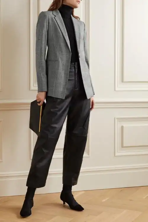 theory 这款威尔士亲王格纹西装外套是一件经典耐穿的衣橱必备.