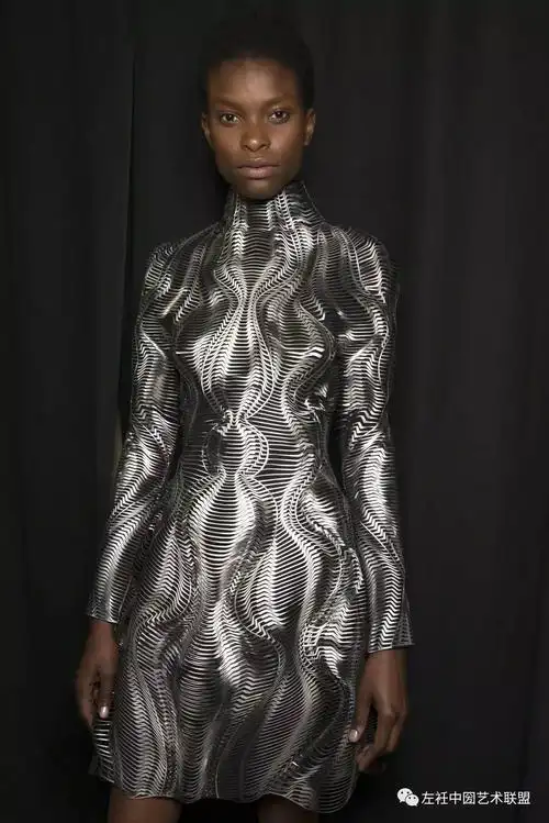 一场未来高科技服装的视觉盛宴用水波打造的衣服细思极恐