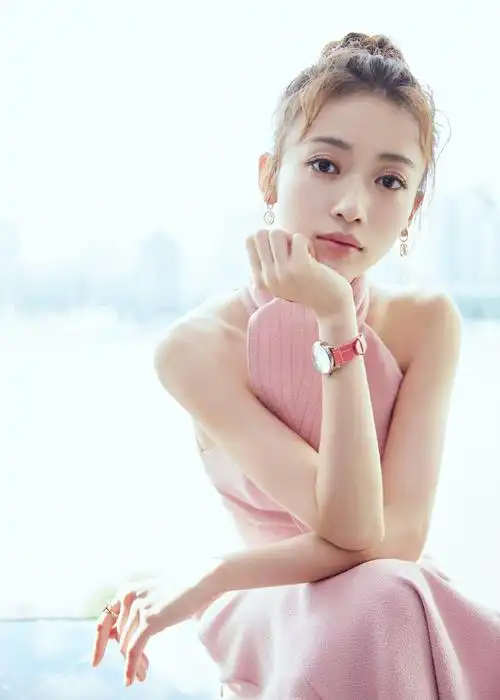 狮子座血型:b/身高:165cm/出生日期:1990年8月16日职业:简介:吴谨言