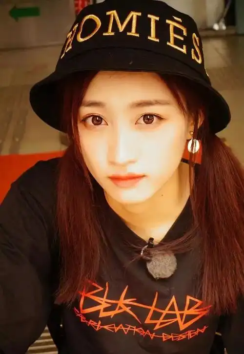 1,黄婷婷小编了解后发现,snh48这个组合可谓是卧虎