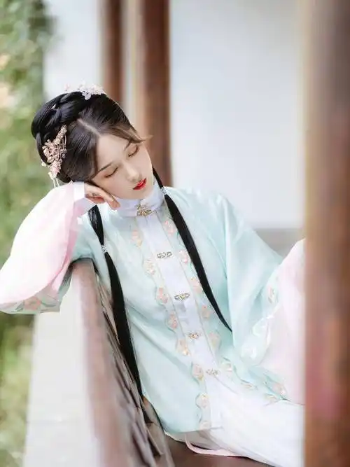 原创最近火了一种汉服叫豆蔻少女清纯又显龄回头率十足