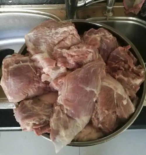 新点子 03 正文  食材:15公斤猪肘窝肉(八块瘦肉,两块肥肉),肠衣