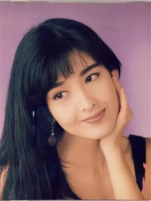 "玉女掌门人"周慧敏,十八岁照片长发披肩清纯可人美若天仙