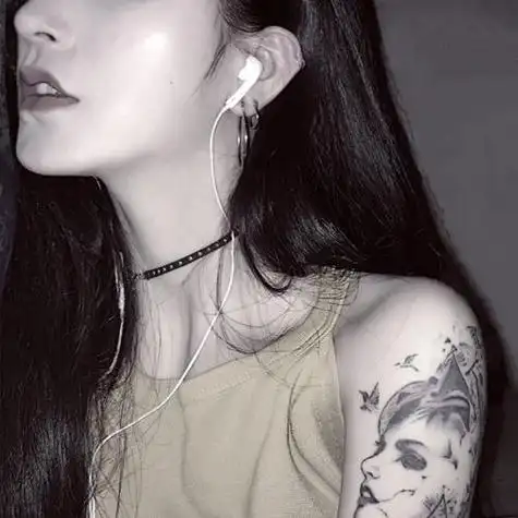 锁骨纹身头像女