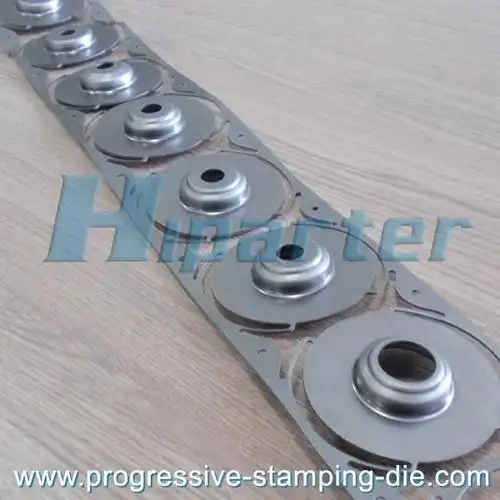 优质顺送连续模具   上一个 下一个> 举报  拉伸落料连续冲压模具料带