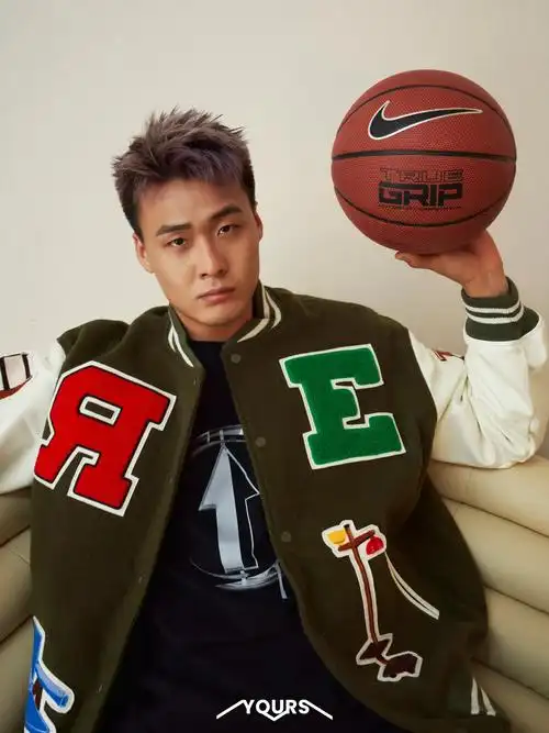 929292赵睿拍摄帅气组照 成为时尚杂志封面人物