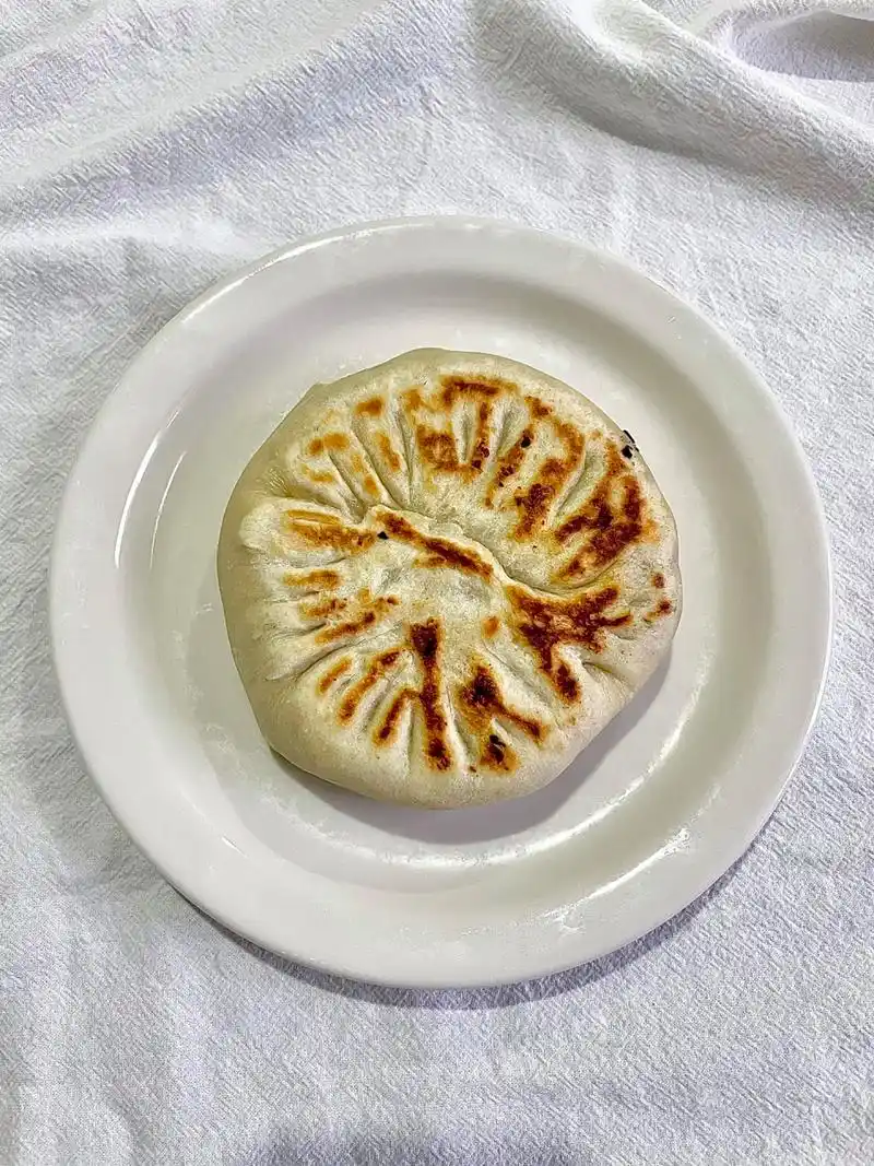 🫓🥙皮薄馅大的永康肉麦饼 🥙 永康肉麦饼 表皮看起来焦脆 麦饼