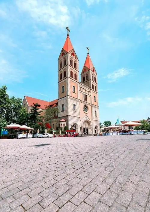 青岛的八大关风景区以其独特的异国建筑风情而著称,这里汇聚了20多个