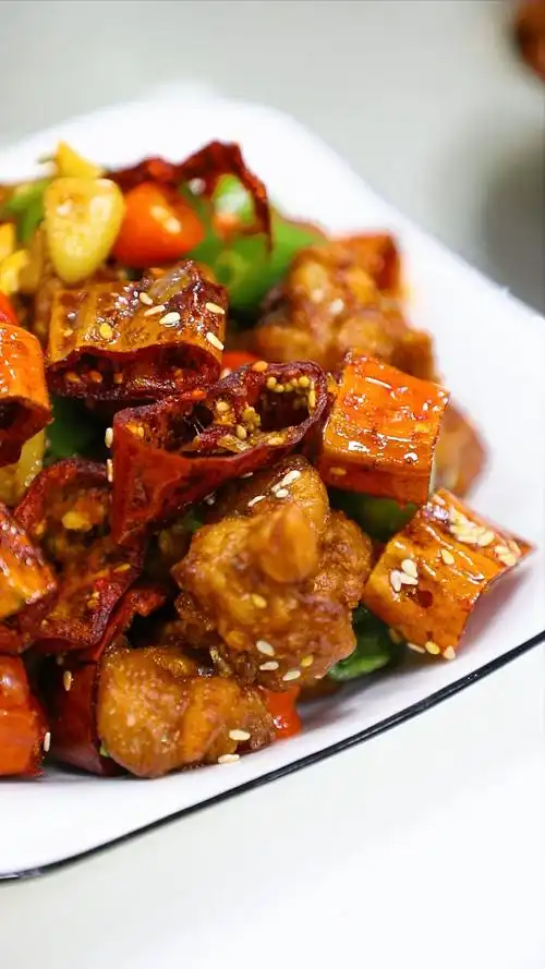 你知道什么是鸡脆骨吗?家常菜飞鸿椒鸡脆骨香味十足,又脆又酥!