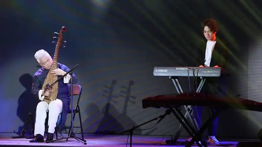 国风夜周庄:方锦龙方颂评父子合奏《照亮》,好听极了!