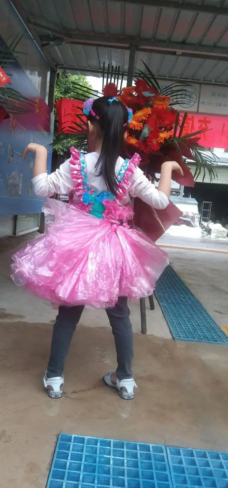 手工自做垃圾袋裙子 - 抖音