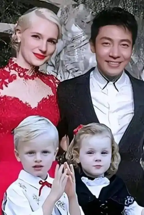 撒贝宁李白带龙凤胎回乡过年,小撒兄妹罕同框,俩混血娃呆萌可爱_家庭