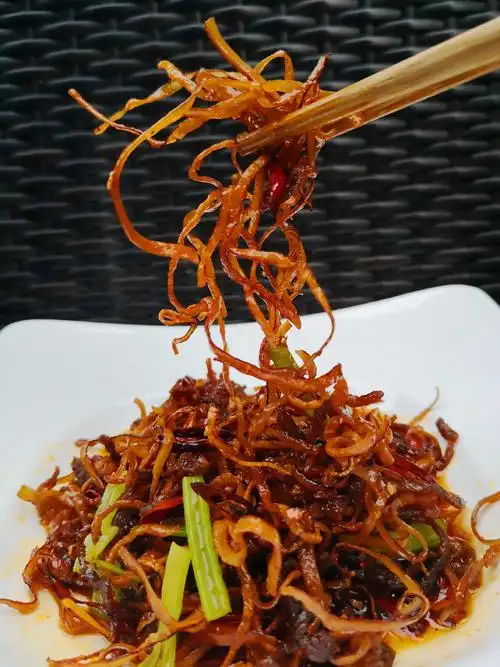 《干煸鱿鱼丝》《宫保虾球》《黄焖猪脚筋》《鲜椒浸鲈鱼》2019年入选