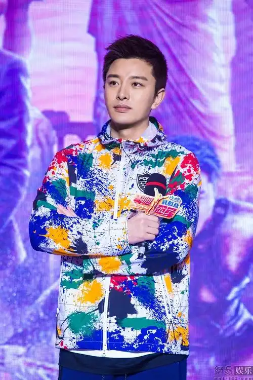 贾乃亮晒光头造型