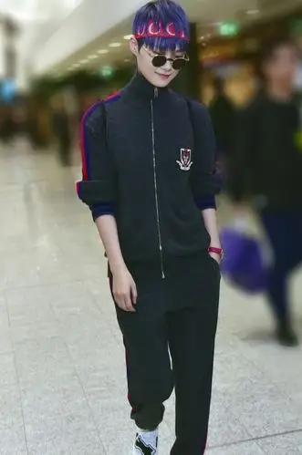 李宇春运动装抵达米兰 机场上演"发带杀"