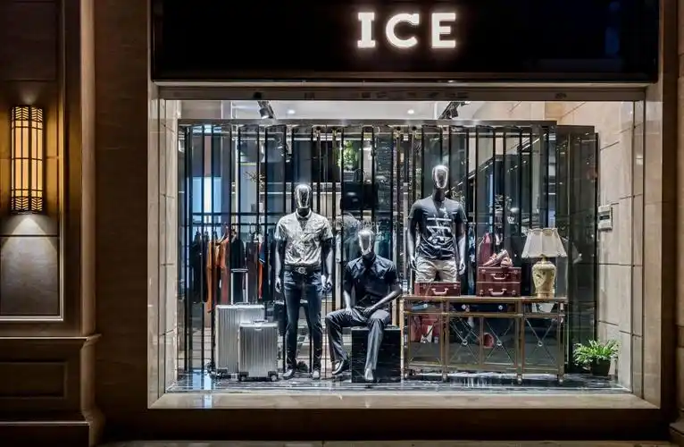 男装店橱窗装潢设计效果图片