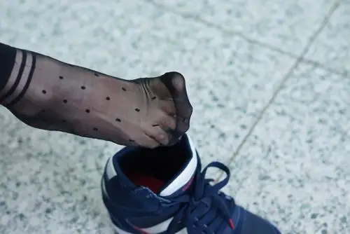 【教室】【丝足】深秋的小姐姐已经开始穿丝袜了 - 赤足者论坛