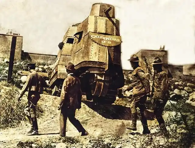 第一次世界大战的坦克照片:造型辣眼睛,图1是世界上最早的坦克